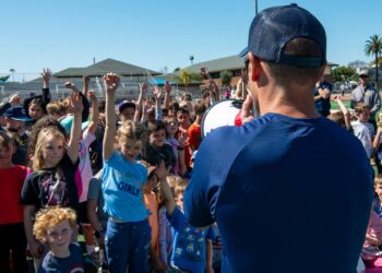 Naval Special Warfare Operators Demonstrate Safety, Teamwork, Fitness to 100 Elementary Students