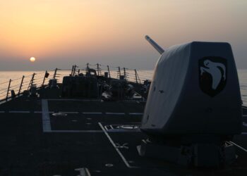 7th Fleet Destroyer Transits Taiwan Strait