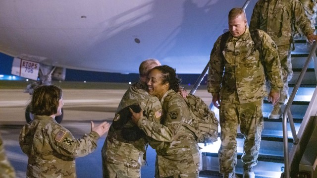General gives heartfelt welcome to guardsmen arriving at Fort Hood