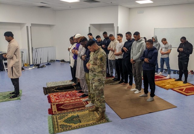 Army chaplain shares Ramadan with Muslim prayer group