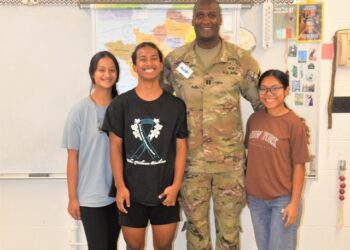 Soldier Shares Perspectives With High School Students