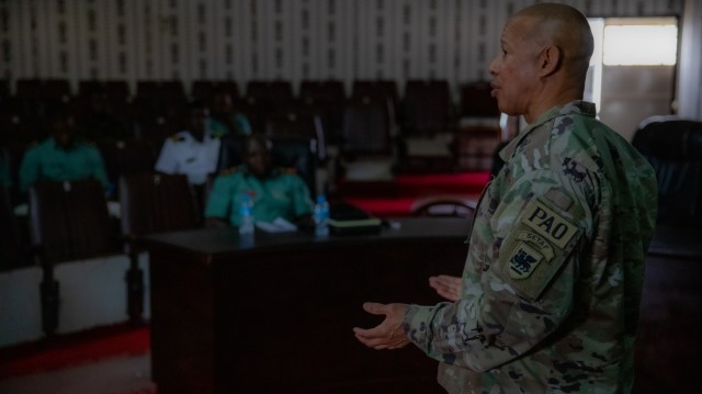 U.S., Sierra Leone soldiers discuss public affairs procedures