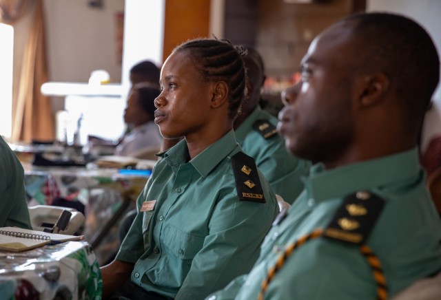 U.S., Sierra Leone soldiers discuss public affairs procedures