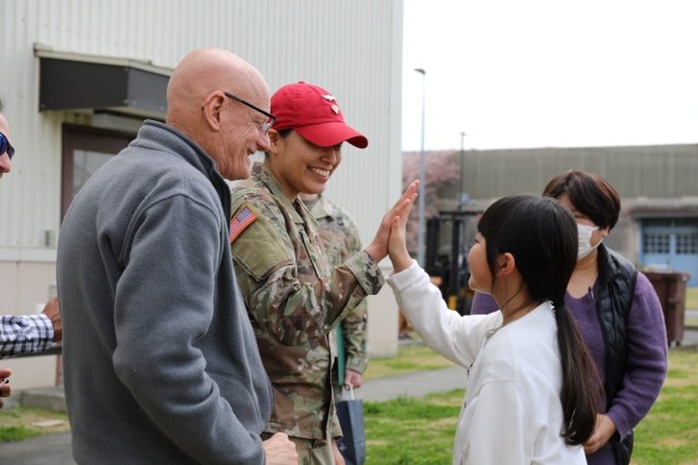Balloon forges friendship between Sagami General Depot Soldiers and Tokyo elementary