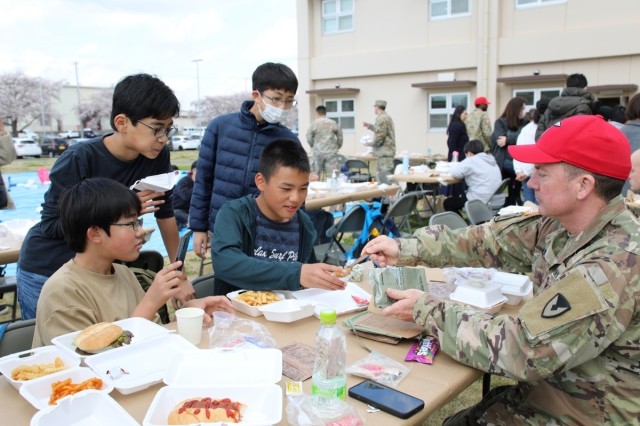 Balloon forges friendship between Sagami Depot Soldiers and Tokyo elementary
