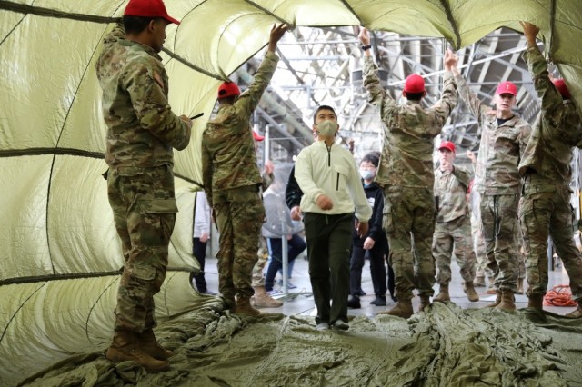 Balloon forges friendship between Sagami Depot Soldiers and Tokyo elementary