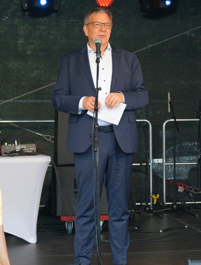 Garrison Wiesbaden opens festival celebrating German and American friendship