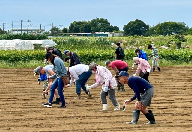 U.S. Army community volunteers in Japan plant seeds for strong partnership with neighboring city