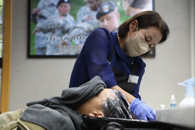 Barbershop employee provides more than 220,000 haircuts after 30 years of service to the Yongsan community