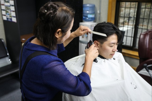Barbershop employee provides more than 220,000 haircuts after 30 years of service to the Yongsan community