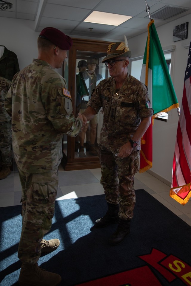 SETAF-AF Italian Deputy Chief of Staff receives award
