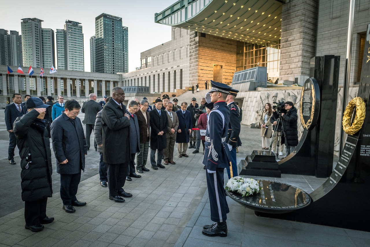 Austin Honors U.S., South Korean Veterans in Seoul