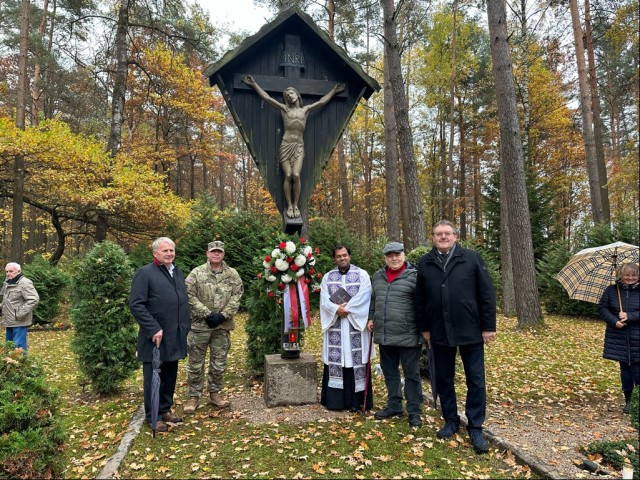 Community gathers to honor loved ones for all Saints Day 