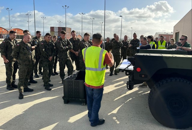 Polish airmen visit APS-2 site in Italy to see what right looks like, prepare for their mission