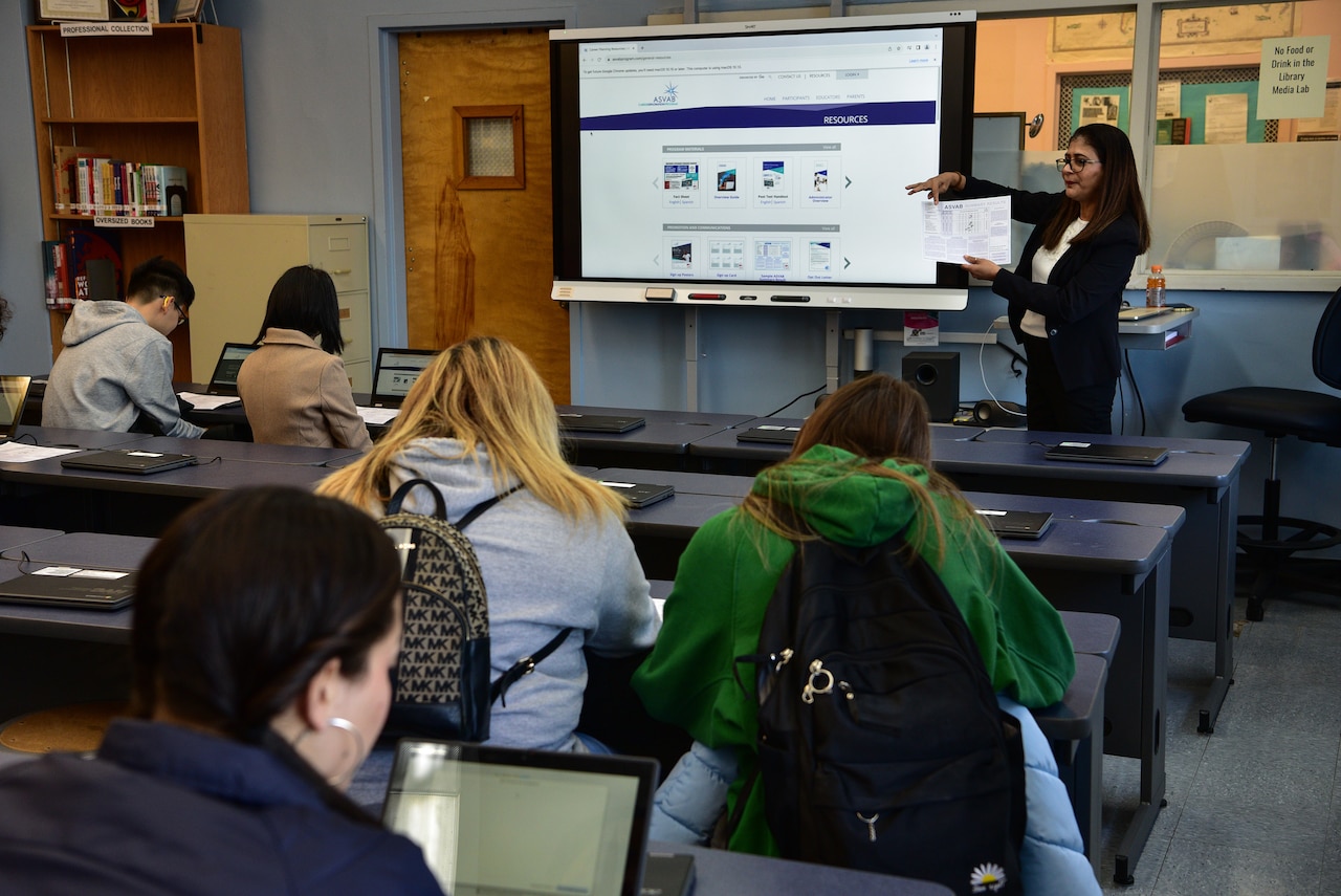 Camouflage Not Required: DOD Helps Students Plan for Civilian, Military Careers