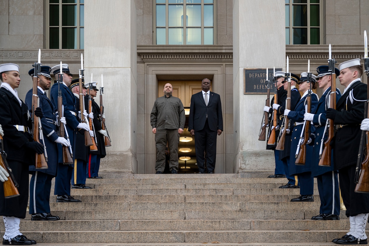 Austin Meets With Ukrainian Minister of Defense at Pentagon
