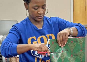 Mississippi VA volunteers host Christmas Shoppe for Veterans