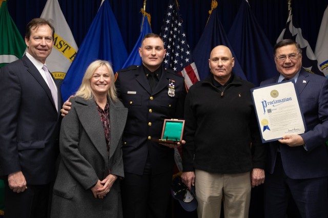 Army Reserve MP Soldier receives medal for civilian heroism