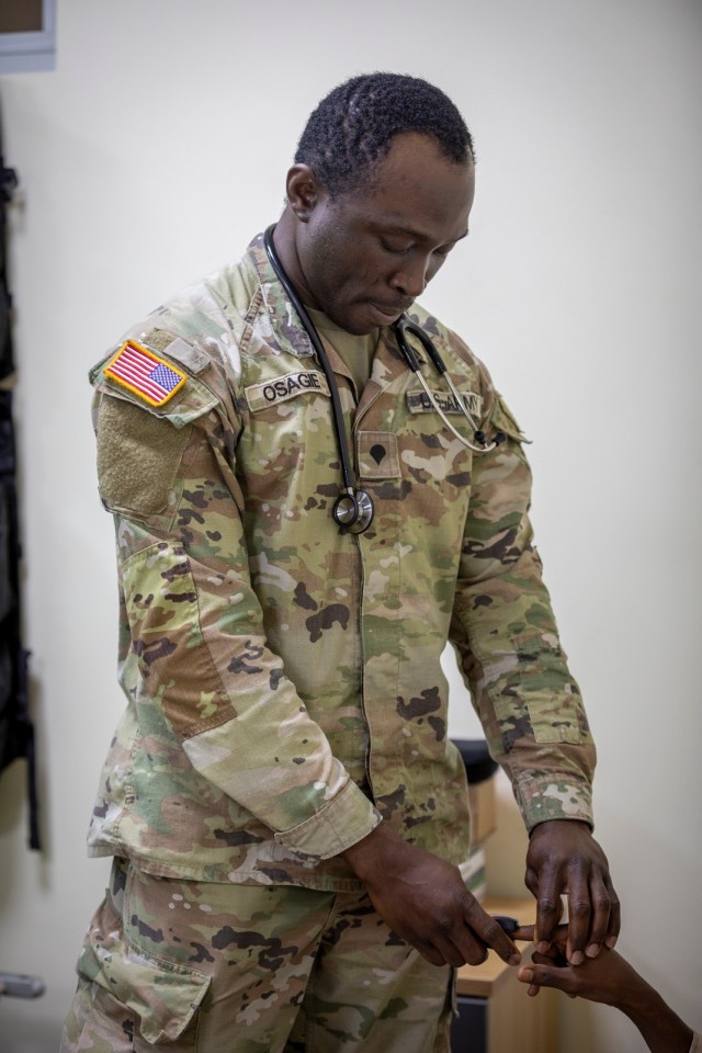 U.S. Army Reserve teach Kenyan Defence Forces about the EKG