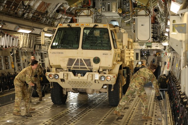 373rd Expeditionary Military Intelligence Battalion conducts air mobility training