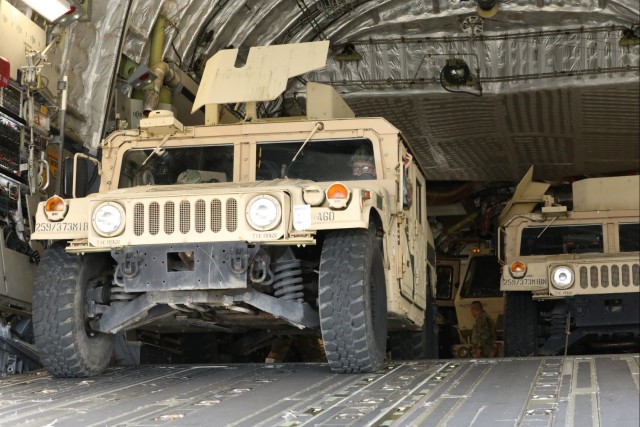 373rd Expeditionary Military Intelligence Battalion conducts air mobility training