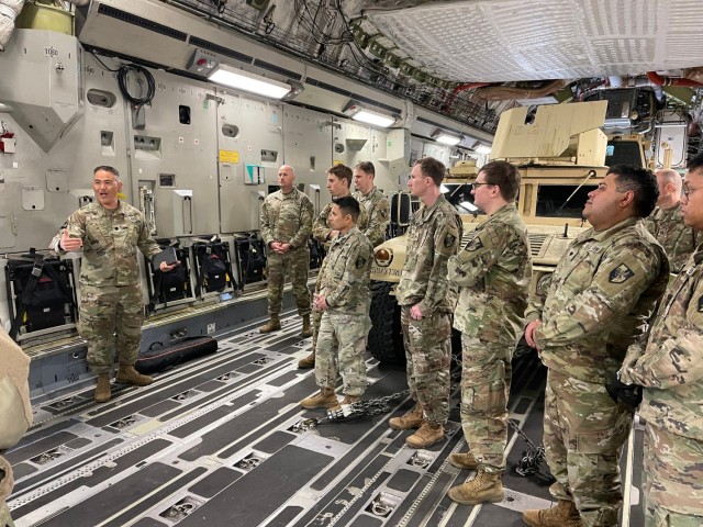 373rd Expeditionary Military Intelligence Battalion conducts air mobility training