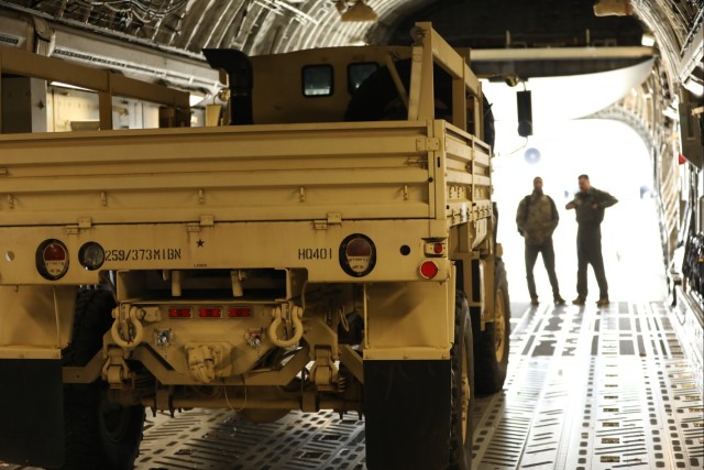 373rd Expeditionary Military Intelligence Battalion conducts air mobility training