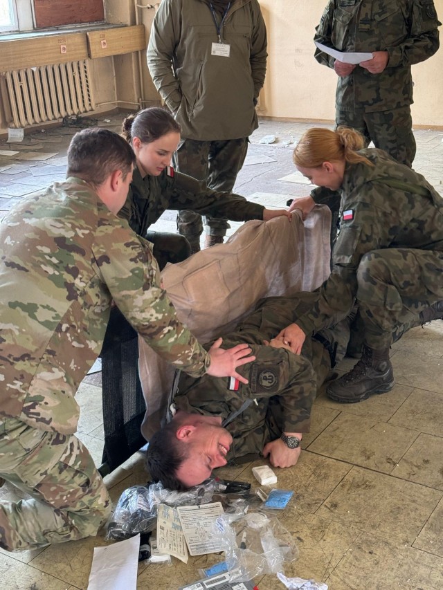 3rd ID and Civil Affairs team up to teach combat lifesaver course to Polish soldiers