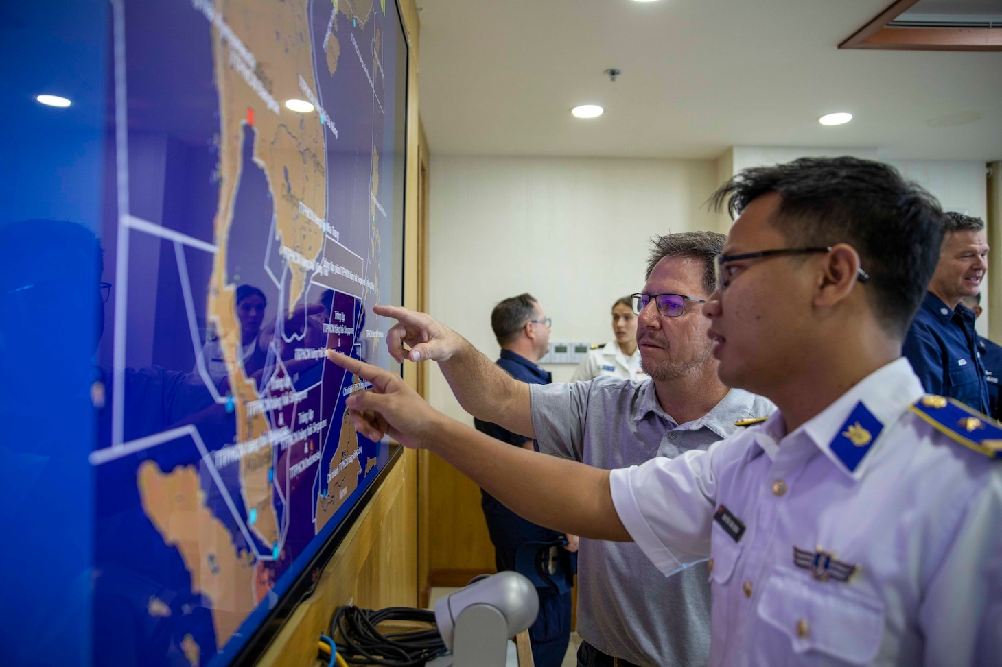Commander, U.S. 7th Fleet Hosts Subject Matter Expert Exchange in Cam Ranh, Vietnam