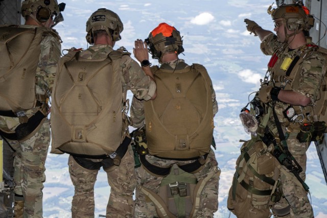 82nd Airborne joins 3rd, 10th SF Groups to airdrop test new weapon sights