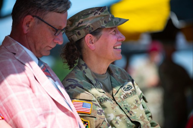 Lt. Gen Jody J. Daniels Relinquishes Command of U.S. Army Reserve Command