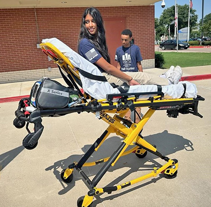 Teens trade screens for service at North Texas VA