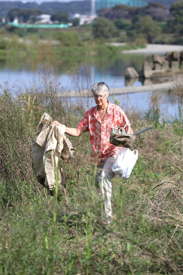 Friends, neighbors join forces to tackle community cleanup project near Camp Zama