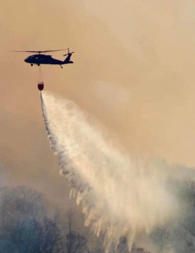 New York Army National Guard helicopter crews fight Jennings Creek Fire