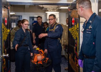U.S. Army Medics Train with Navy Corpsmen aboard USS Ronald Reagan (CVN 76)