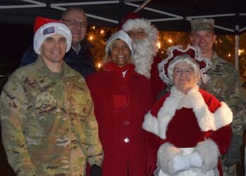 ‘HO, HO, HOHENFELS’:
Community celebrates Holiday in Lights