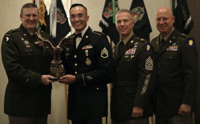 Illinois Army Guard’s Top Recruiter Pays it Forward