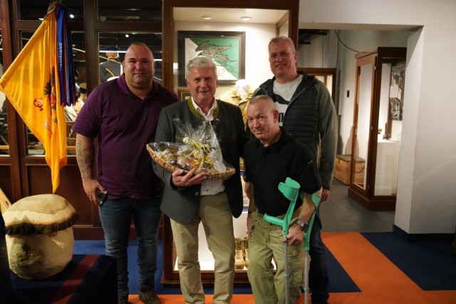 Group photo with members of the German-American KONTAKT Klub.