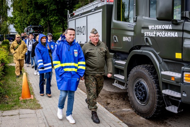 Members of the local crisis management teams from Powidz and Słupca County join Col. Mariusz Zakrzewski, spokesperson for the Polish Armed Forces Operational Command, in observing an emergency services exercise in Powidz, Poland, May 15, 2024....