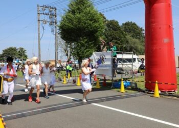 Half marathon, Hawaiian Festival held on Sagami General Depot attracts nearly 10,000 visitors